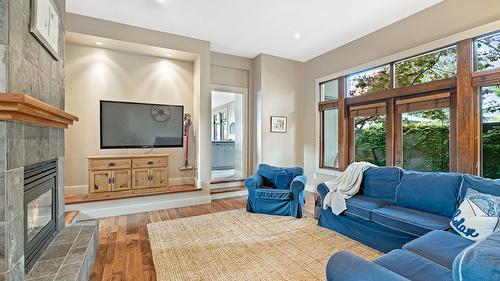 4100 Lakeshore Road, Kelowna, BC - Indoor Photo Showing Living Room With Fireplace