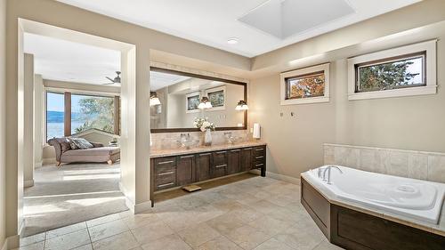 4100 Lakeshore Road, Kelowna, BC - Indoor Photo Showing Bathroom