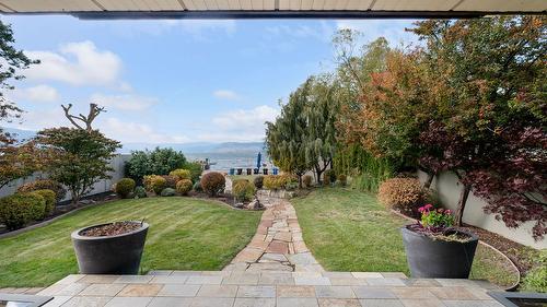 4100 Lakeshore Road, Kelowna, BC - Outdoor