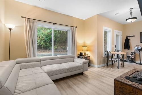 2160 Shelby Crescent, West Kelowna, BC - Indoor Photo Showing Living Room