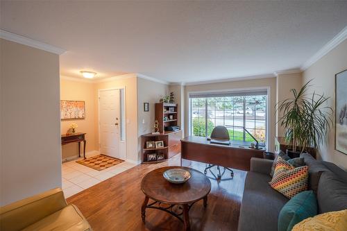 502 Red Wing Drive, Penticton, BC - Indoor Photo Showing Living Room