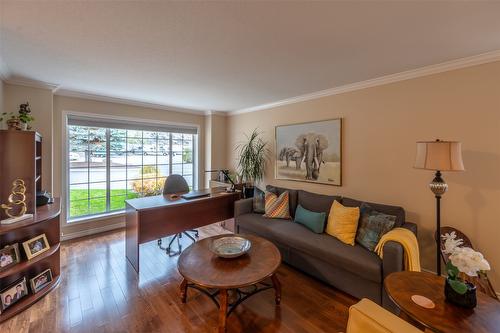 502 Red Wing Drive, Penticton, BC - Indoor Photo Showing Living Room