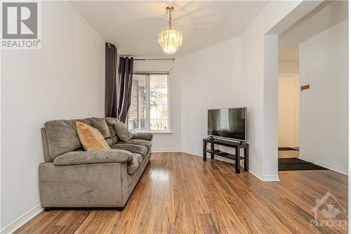 183 Markland Crescent, Ottawa, ON - Indoor Photo Showing Living Room