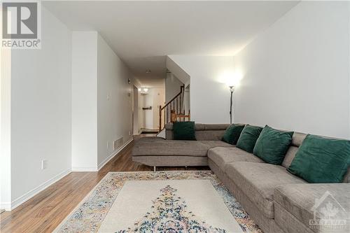 183 Markland Crescent, Ottawa, ON - Indoor Photo Showing Living Room