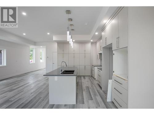 154 Williams Street, Kamloops, BC - Indoor Photo Showing Kitchen With Double Sink With Upgraded Kitchen