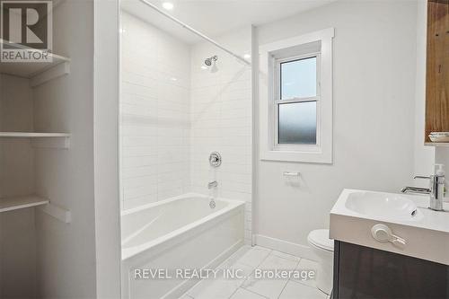 16 Senator Avenue, Hamilton, ON - Indoor Photo Showing Bathroom