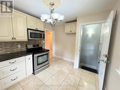 105 Kings Forest Drive, Hamilton, ON - Indoor Photo Showing Kitchen