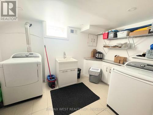 105 Kings Forest Drive, Hamilton, ON - Indoor Photo Showing Laundry Room