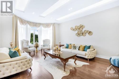 699 Ballycastle Crescent, Ottawa, ON - Indoor Photo Showing Living Room