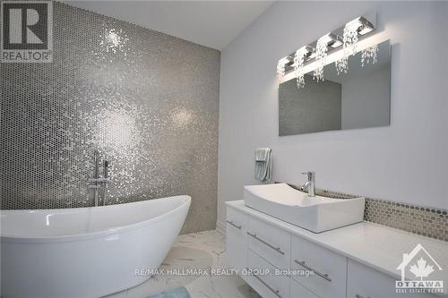 699 Ballycastle Crescent, Ottawa, ON - Indoor Photo Showing Bathroom