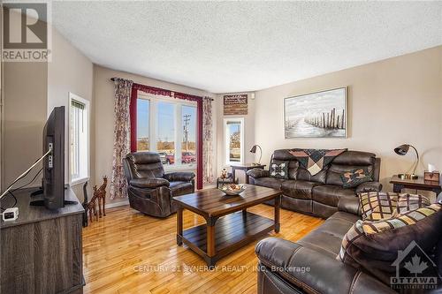 615 County Rd 9 Road, Alfred & Plantagenet, ON - Indoor Photo Showing Living Room