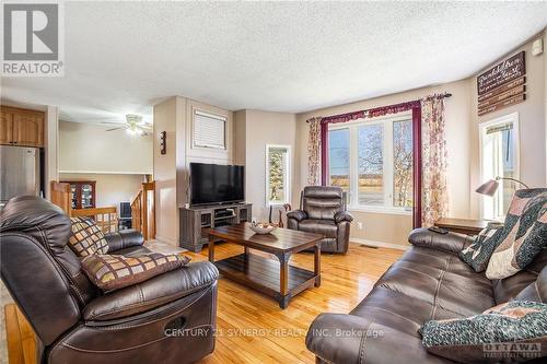 615 County Rd 9 Road, Alfred & Plantagenet, ON - Indoor Photo Showing Living Room