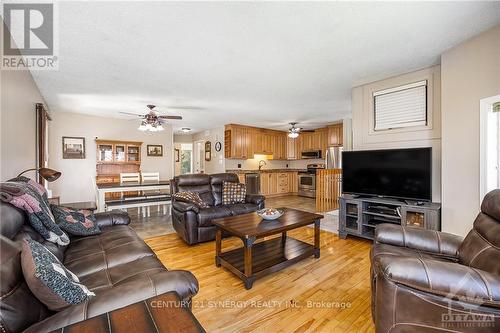 615 County Rd 9 Road, Alfred & Plantagenet, ON - Indoor Photo Showing Living Room