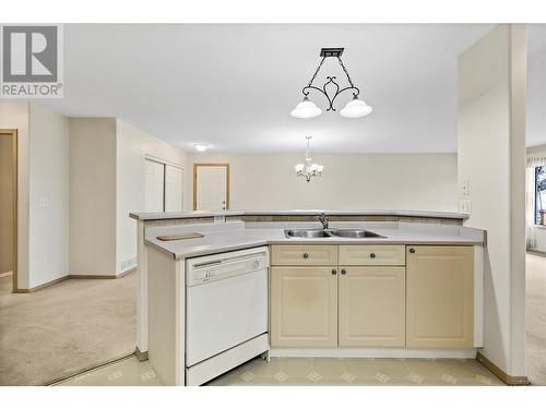 780 10 Street Sw Unit# 16, Salmon Arm, BC - Indoor Photo Showing Kitchen With Double Sink