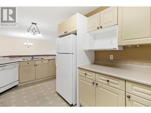 780 10 Street Sw Unit# 16, Salmon Arm, BC - Indoor Photo Showing Kitchen With Double Sink