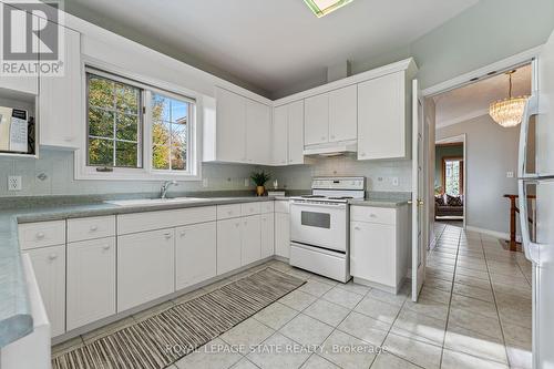 205 Greenbriar Road, Hamilton, ON - Indoor Photo Showing Kitchen