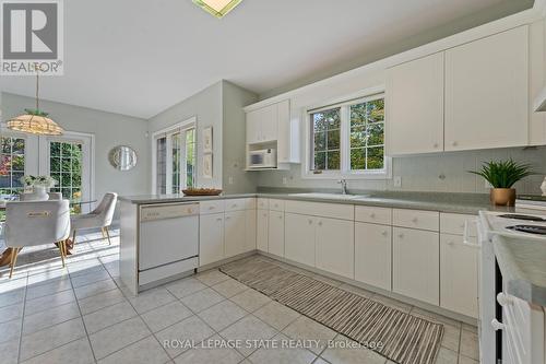 205 Greenbriar Road, Hamilton, ON - Indoor Photo Showing Kitchen