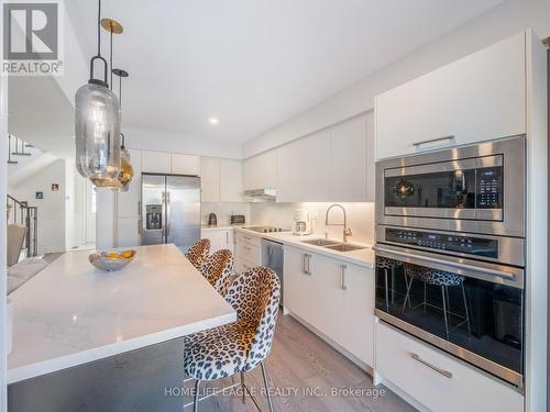 39 Walkview Crescent, Richmond Hill, ON - Indoor Photo Showing Kitchen With Double Sink With Upgraded Kitchen