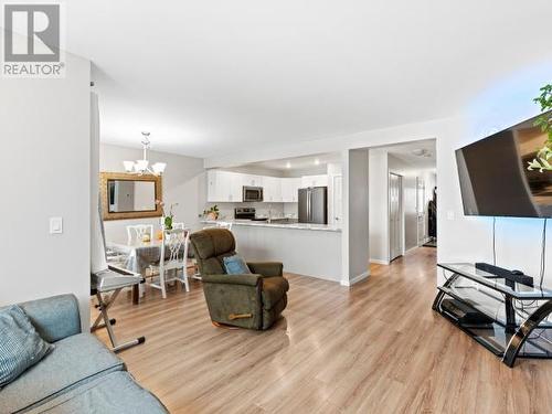 107-113 Mallard Way, Whitehorse, YT - Indoor Photo Showing Living Room