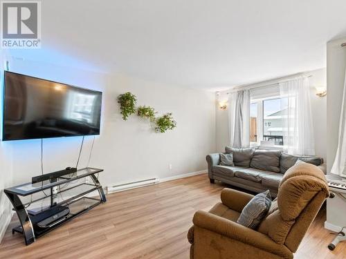 107-113 Mallard Way, Whitehorse, YT - Indoor Photo Showing Living Room