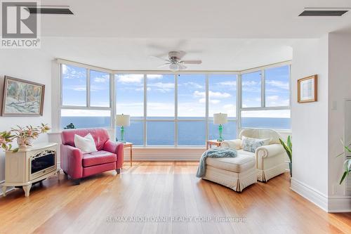 610 - 5280 Lakeshore Road, Burlington, ON - Indoor Photo Showing Living Room