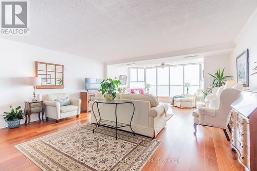 610 - 5280 Lakeshore Road, Burlington, ON - Indoor Photo Showing Living Room