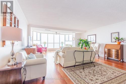 610 - 5280 Lakeshore Road, Burlington, ON - Indoor Photo Showing Living Room