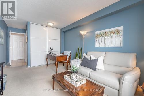 610 - 5280 Lakeshore Road, Burlington, ON - Indoor Photo Showing Living Room