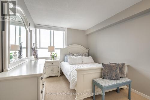 610 - 5280 Lakeshore Road, Burlington, ON - Indoor Photo Showing Bedroom