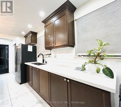 7745 Priory Crescent, Mississauga, ON - Indoor Photo Showing Kitchen