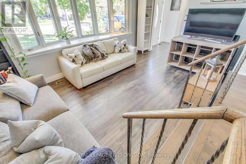 22 Dashwood Crescent, Toronto, ON - Indoor Photo Showing Living Room