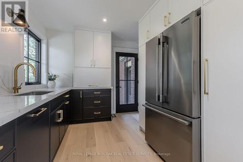 3029 Eva Drive, Burlington, ON - Indoor Photo Showing Kitchen With Upgraded Kitchen