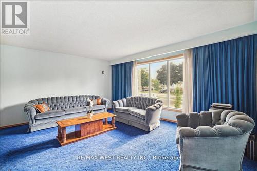 31 Sir Caradoc Place, Markham, ON - Indoor Photo Showing Living Room