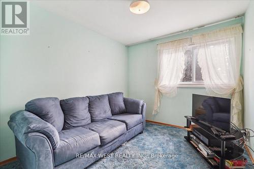 31 Sir Caradoc Place, Markham, ON - Indoor Photo Showing Living Room