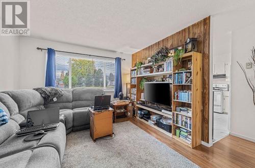 666/668 Reemon Drive, Kamloops, BC - Indoor Photo Showing Living Room