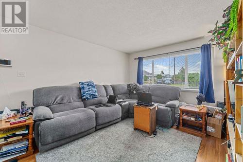 666/668 Reemon Drive, Kamloops, BC - Indoor Photo Showing Living Room