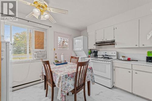 666/668 Reemon Drive, Kamloops, BC - Indoor Photo Showing Kitchen