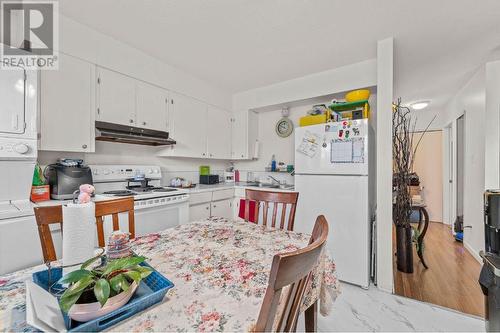 666/668 Reemon Drive, Kamloops, BC - Indoor Photo Showing Kitchen With Double Sink