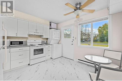 666/668 Reemon Drive, Kamloops, BC - Indoor Photo Showing Kitchen