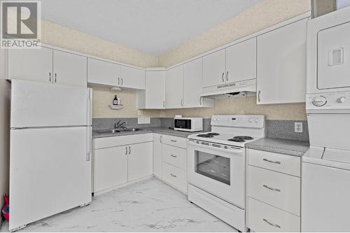 666/668 Reemon Drive, Kamloops, BC - Indoor Photo Showing Kitchen With Double Sink