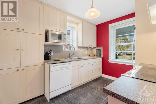 870 Riddell Avenue N, Ottawa, ON - Indoor Photo Showing Kitchen