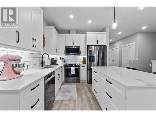 2810 15 Avenue Ne Unit# 28, Salmon Arm, BC - Indoor Photo Showing Kitchen With Stainless Steel Kitchen With Upgraded Kitchen