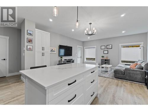 2810 15 Avenue Ne Unit# 28, Salmon Arm, BC - Indoor Photo Showing Living Room