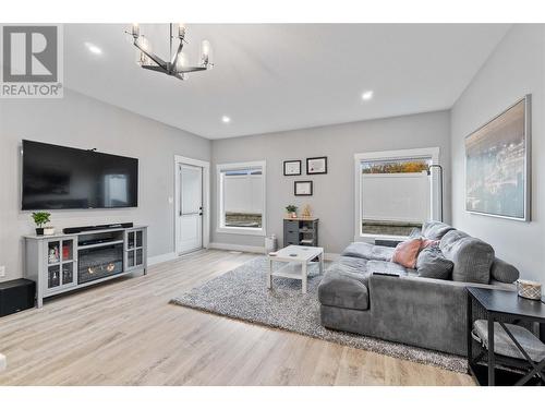 2810 15 Avenue Ne Unit# 28, Salmon Arm, BC - Indoor Photo Showing Living Room