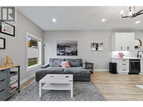 2810 15 Avenue Ne Unit# 28, Salmon Arm, BC - Indoor Photo Showing Living Room