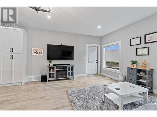 2810 15 Avenue Ne Unit# 28, Salmon Arm, BC - Indoor Photo Showing Living Room