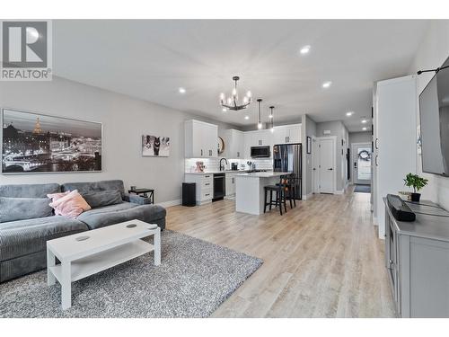 2810 15 Avenue Ne Unit# 28, Salmon Arm, BC - Indoor Photo Showing Living Room