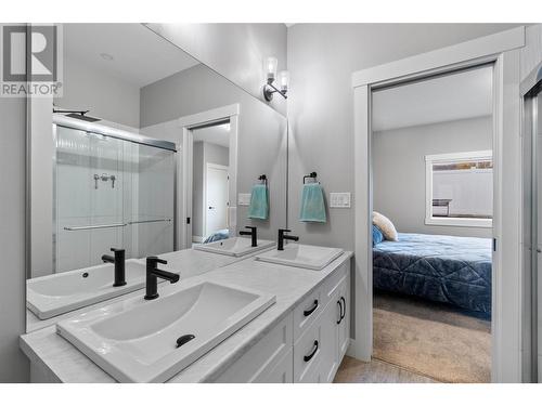 2810 15 Avenue Ne Unit# 28, Salmon Arm, BC - Indoor Photo Showing Bathroom