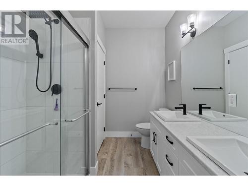 2810 15 Avenue Ne Unit# 28, Salmon Arm, BC - Indoor Photo Showing Bathroom