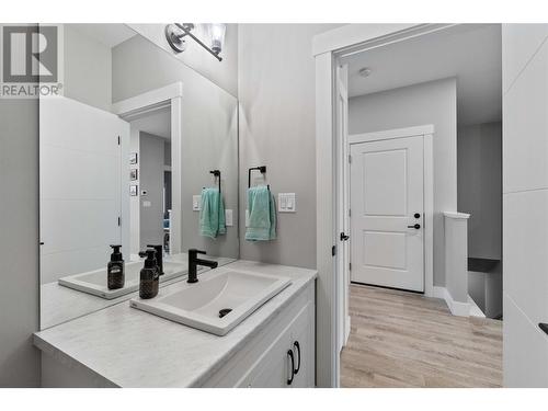 2810 15 Avenue Ne Unit# 28, Salmon Arm, BC - Indoor Photo Showing Bathroom